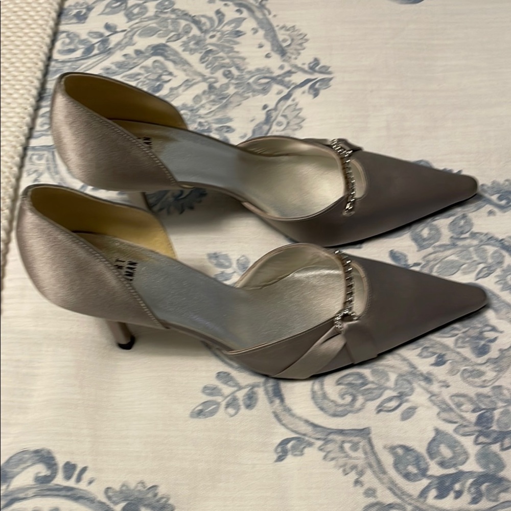 STEWART WEITZMAN (7.5) 
Gray Satin 3" Heel Pump
